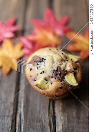 自製地瓜鬆餅和秋葉——一幅秋季甜點的畫面。 自製地瓜鬆餅和秋葉——一幅秋季甜點的畫面。 143417350