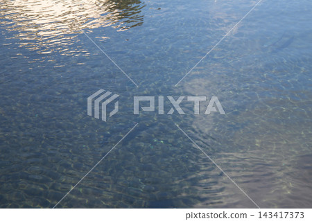 水面上的天空 水面上的天空 143417373