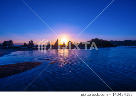 The sunrise over Hashigui Rock The sunrise over Hashigui Rock 143434195