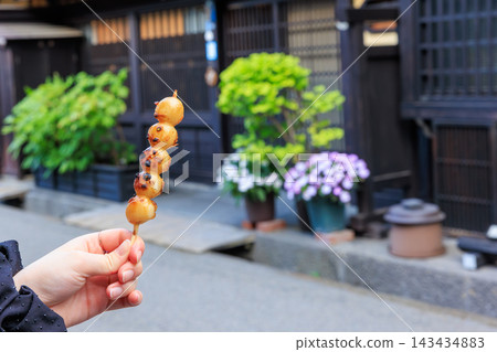 Mitarashi dango, a specialty of Hida Takayama, with its fragrant soy sauce aroma (perfect for eating on the go). Mitarashi dango, a specialty of Hida Takayama, with its fragrant soy sauce aroma (perfect for eating on the go). 143434883