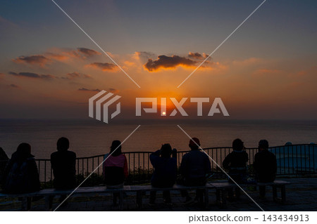 路邊站夕日丘外女 143434913