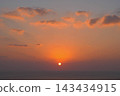 路邊站夕日丘外女 143434915