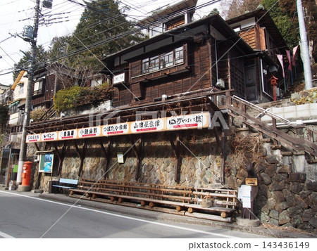 群馬縣志摩溫泉的城鎮景觀,兩旁林立著木製旅館。 群馬縣志摩溫泉的城鎮景觀,兩旁林立著木製旅館。 143436149