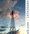 秋日落日、雲彩和輸電塔 143436489