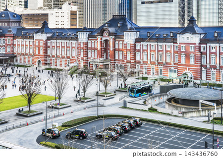 東京車站大樓及車站前環島的景色 [東京都千代田區] 143436760