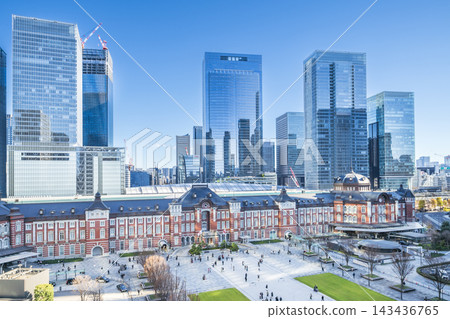 晴空萬裡下的東京車站城市景觀 [東京都千代田區] 143436765