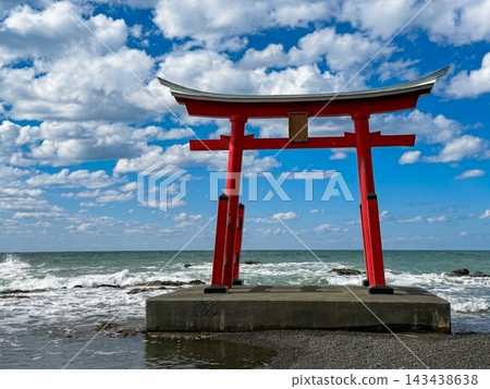 A vermilion torii gate floating on the sea: Konpira Shrine A vermilion torii gate floating on the sea: Konpira Shrine 143438638