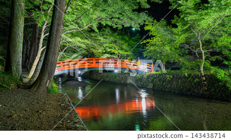 （16:9）靜岡縣森町小國神社內清澈的溪流夜景，以及燈光璀璨的紅色橋樑（靜岡縣） 143438714