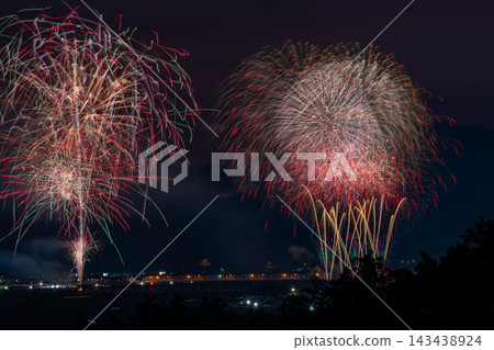 壯觀的煙火表演照亮了大井川上空的夜空，也照亮了靜岡縣島田市的夜景。 143438924