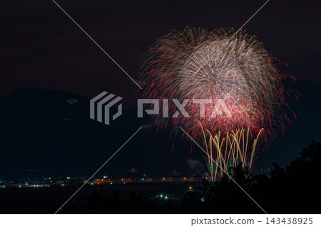 壯觀的煙火表演照亮了大井川上空的夜空，也照亮了靜岡縣島田市的夜景。 143438925