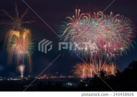 壯觀的煙火表演照亮了大井川上空的夜空，也照亮了靜岡縣島田市的夜景。 143438926