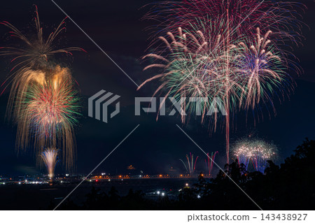 壯觀的煙火表演照亮了大井川上空的夜空，也照亮了靜岡縣島田市的夜景。 143438927