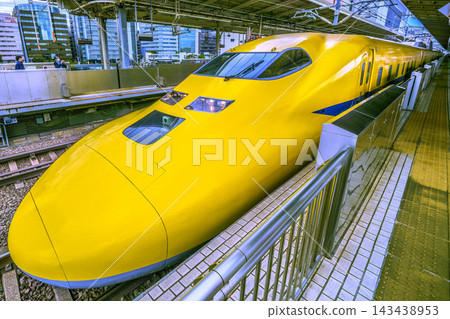 「黃博士號」(領頭車)抵達新橫濱站,畫面展現了日本橫濱的城市景觀。這裡不是熱海站,也不是小田原站。 「黃博士號」(領頭車)抵達新橫濱站,畫面展現了日本橫濱的城市景觀。這裡不是熱海站,也不是小田原站。 143438953