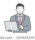 操作個人電腦的西裝男 143439259