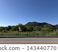 晴朗的夏日藍天和鋪好的道路：交通基礎設施和自然景觀。 143440770