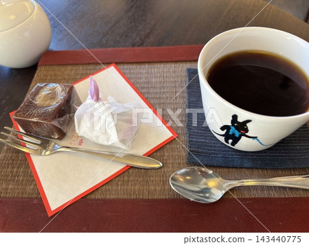 盛放在托盤上的茶點 盛放在托盤上的茶點 143440775