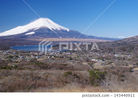 從高指山眺望冬季的山中湖和富士山。 從高指山眺望冬季的山中湖和富士山。 143440911