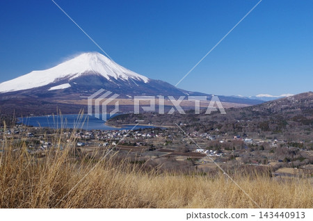 從高指山眺望冬季的山中湖和富士山。 從高指山眺望冬季的山中湖和富士山。 143440913