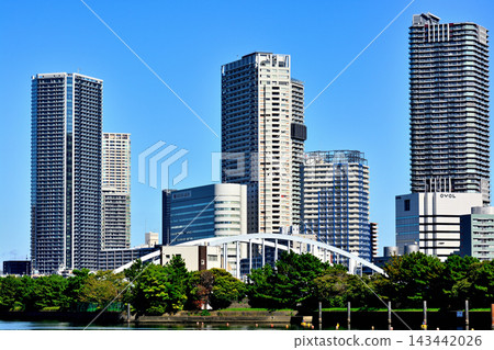 從濱離宮花園看到的勝鰱觀景塔，是一棟超高層公寓大樓。 143442026