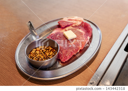 一份新鮮的生豬裡肌肉排,配上奶油和蒜蓉醬油。 一份新鮮的生豬裡肌肉排,配上奶油和蒜蓉醬油。 143442318