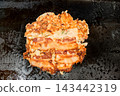 什錦豬肉大阪燒，在鐵板上烤至完美，上面鋪上豬肉。 143442319