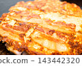 什錦豬肉大阪燒，在鐵板上烤至完美，上面鋪上豬肉。 143442320
