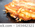 什錦豬肉大阪燒，在鐵板上烤至完美，上面鋪上豬肉。 143442321