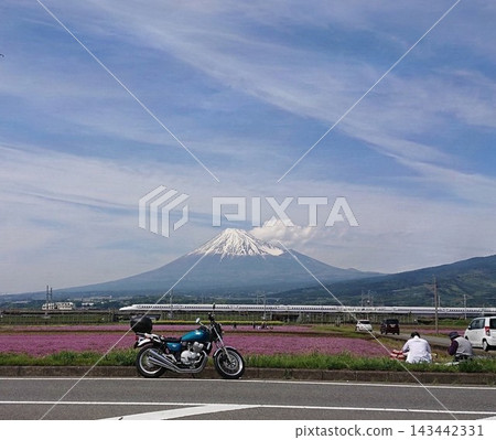 蓮華和她的摩托車,遠眺富士山和新幹線。 蓮華和她的摩托車,遠眺富士山和新幹線。 143442331