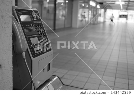 位於地鐵站地下室的公用電話 位於地鐵站地下室的公用電話 143442559