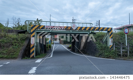 鐵路立體交叉下的住宅道路有高度限制 鐵路立體交叉下的住宅道路有高度限制 143446475