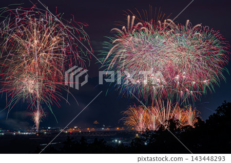 壯觀的煙火表演照亮了大井川上空的夜空,也照亮了靜岡縣島田市的夜景。 壯觀的煙火表演照亮了大井川上空的夜空,也照亮了靜岡縣島田市的夜景。 143448293