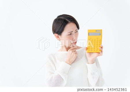 一位沉思的女士拿著計算器 一位沉思的女士拿著計算器 143452361