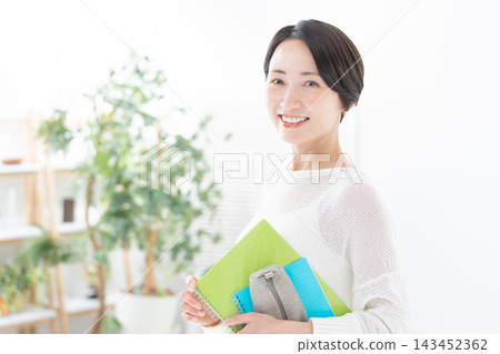 一名正在攻讀資格證書的女子——冒著風險 143452362