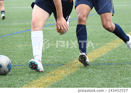 運球的足球運動員 運球的足球運動員 143452557