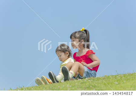 姐姐和弟弟在公園裡玩耍 143454817