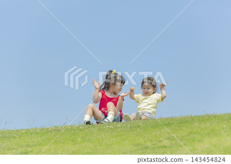 姐姐和弟弟在公園裡玩耍 姐姐和弟弟在公園裡玩耍 143454824
