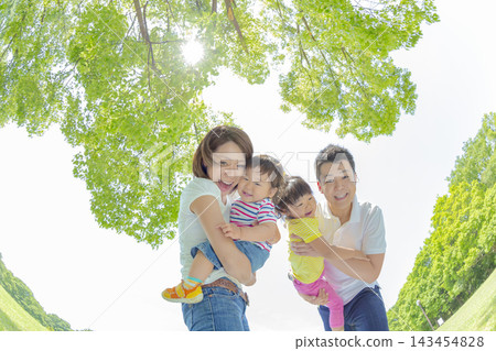 四個人在公園裡玩 四個人在公園裡玩 143454828