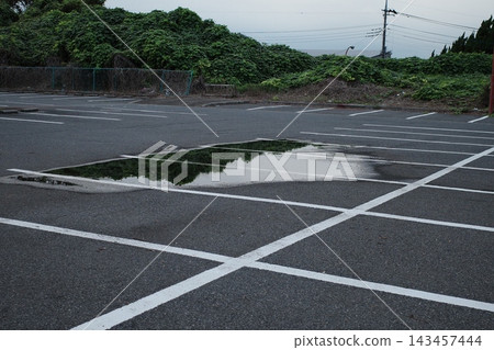 停車場裡的白線和水坑 停車場裡的白線和水坑 143457444