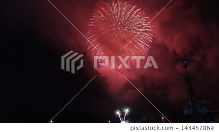 海上煙火表演和水面上的倒影 海上煙火表演和水面上的倒影 143457869