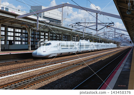 新幹線N700系列列車駛過姬路站的正面和側面照片。 新幹線N700系列列車駛過姬路站的正面和側面照片。 143458376
