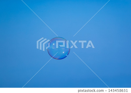 閃亮的肥皂泡漂浮在藍天中 閃亮的肥皂泡漂浮在藍天中 143458631