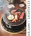 用木炭烤的烤肉 143459133