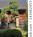 寺廟庭院裡排列著一排燈籠 143462453