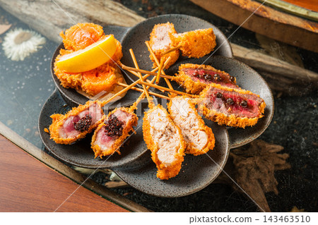 大阪特產!琳瑯滿目的酥脆炸串,令人垂涎欲滴。 大阪特產!琳瑯滿目的酥脆炸串,令人垂涎欲滴。 143463510