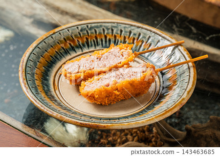 酥脆多汁的經典豬肉串炸(油炸串) 酥脆多汁的經典豬肉串炸(油炸串) 143463685