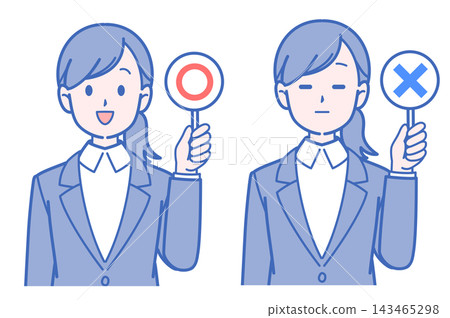 一位身穿西裝的女士手持真假鈔票。 一位身穿西裝的女士手持真假鈔票。 143465298