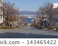 The beautiful scenery of Hachiman-zaka overlooking the autumn blue sky and Hakodate Port. 143465422