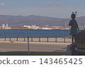 The silhouette of Kimichan's statue against the backdrop of Hakodate Port on a clear autumn day creates a beautiful scene. 143465425