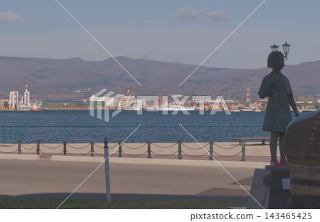 The silhouette of Kimichan's statue against the backdrop of Hakodate Port on a clear autumn day creates a beautiful scene. The silhouette of Kimichan's statue against the backdrop of Hakodate Port on a clear autumn day creates a beautiful scene. 143465425