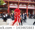 在朱紅色的神社建築前放置了一個吉祥物。 143465883